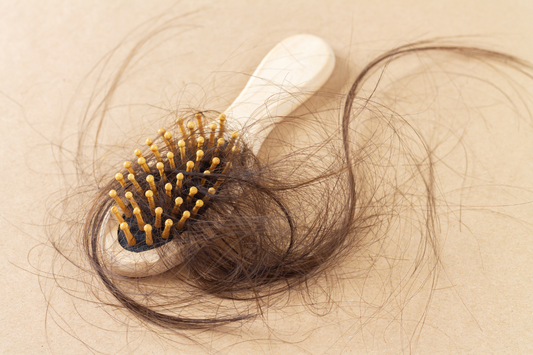 Perte de cheveux et hormones : comprendre le lien et agir efficacement